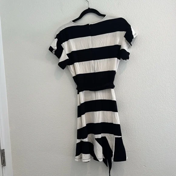 Loft - Tee Shirt Fit and Flare Dress - Black and White - 6P - Picture 2 of 6